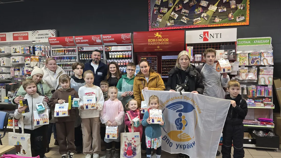 Діти з прапором на події в магазині Магік
