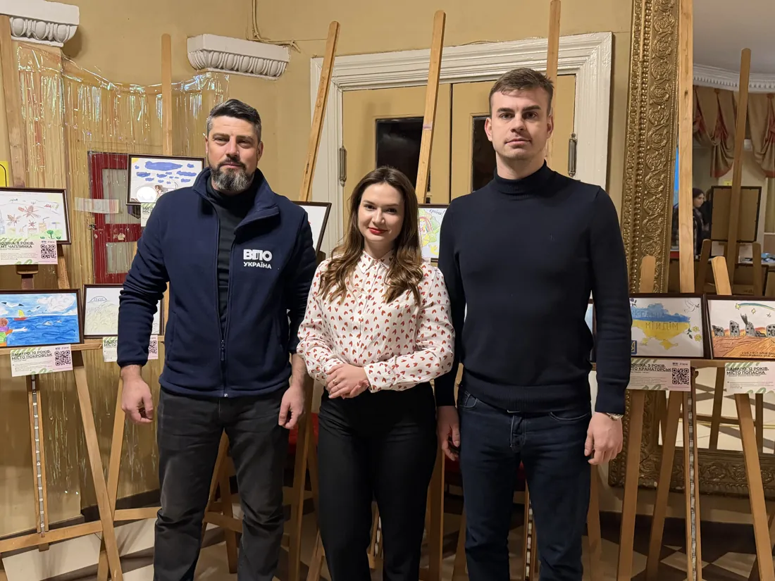 Творча студія з мольбертами й роботами учасників