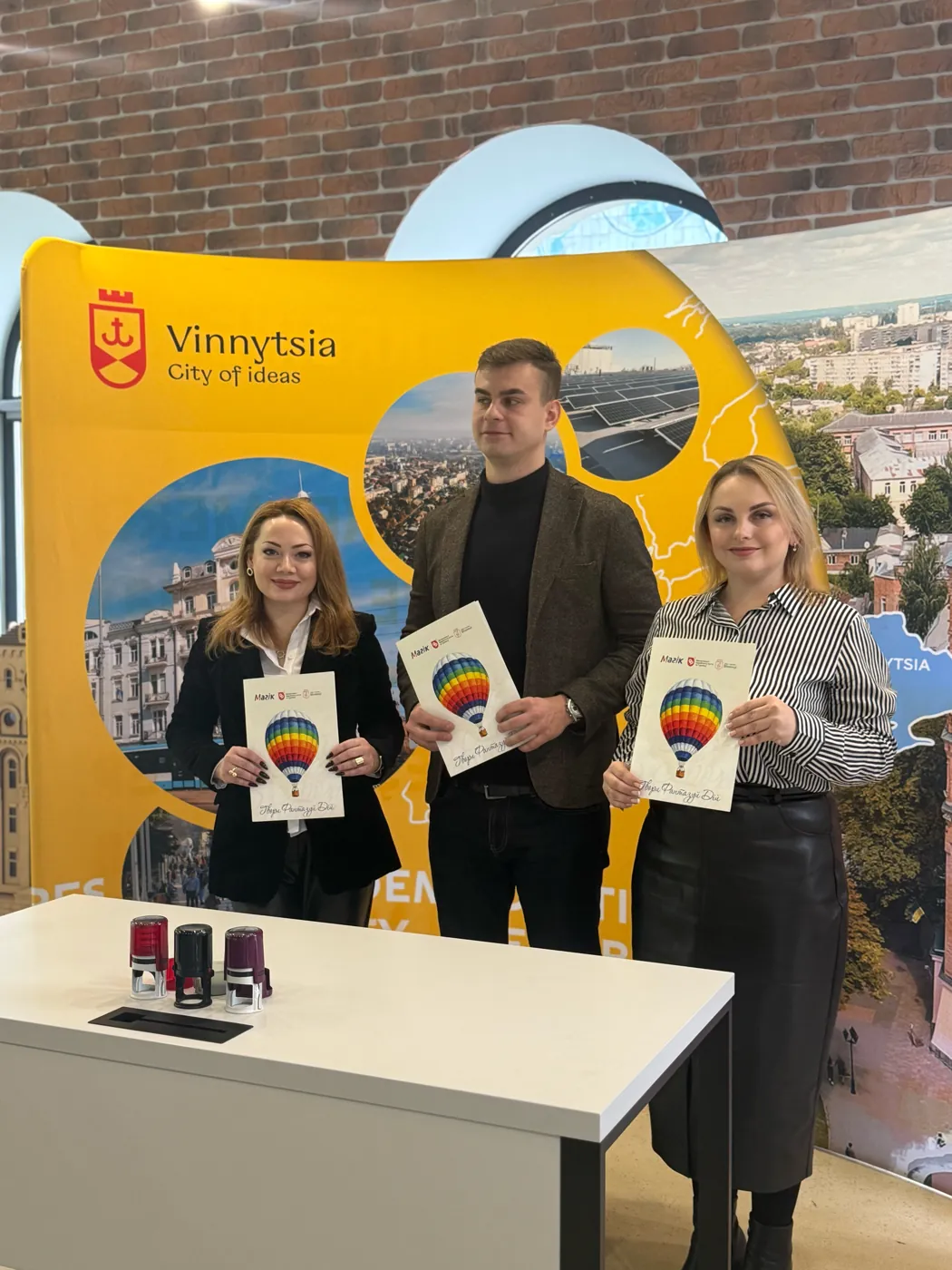 Зустріч партнерів біля стенда Vinnytsia City of Ideas